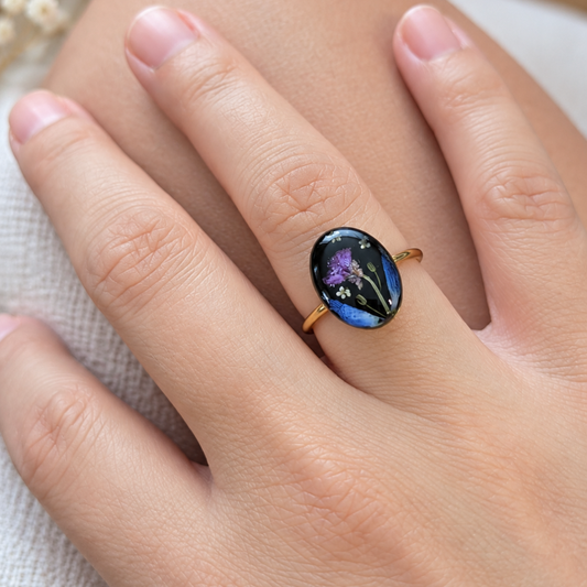 Verstellbarer Ring mit echten Blüten – handgefertigter Schmuck mit schwarzem Hintergrund