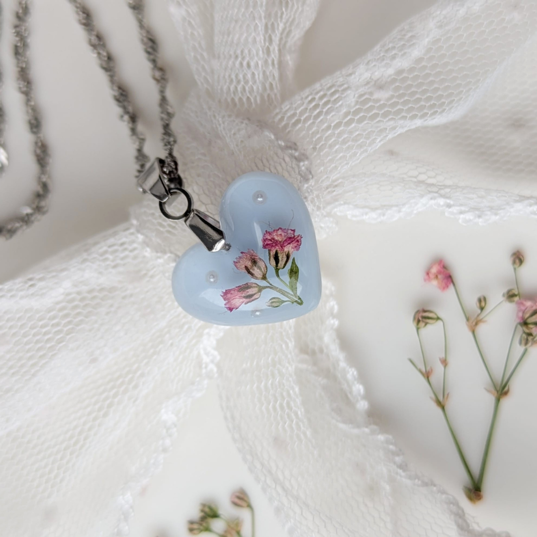 Handgefertigte Herz-Halskette in Hellblau mit echten rosa Blüten