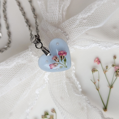 Handgefertigte Herz-Halskette in Hellblau mit echten rosa Blüten