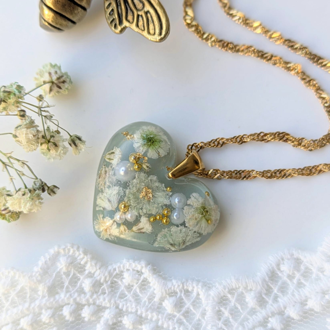 Handgefertigte Herz-Halskette mit Trockenblumen, Hellgrün, Edelstahl, 2,5 cm Anhänger, 45 cm Kette, Perlen und Blattgold Verzierung, Romantischer Schmuck