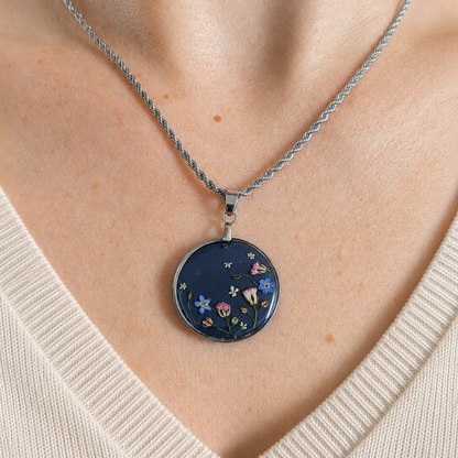 Handgefertigte Halskette mit echten Blumen – Runde Edelstahlkette mit dunkelblauem Anhänger – Unikat aus Resin mit Vergissmeinnicht-Blüten