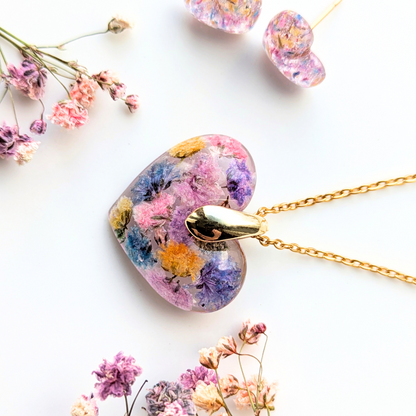Handgefertigte Resin-Herz Halskette mit echten Trockenblumen, 2,5 cm Anhänger, 45 cm Edelstahlkette, Gold