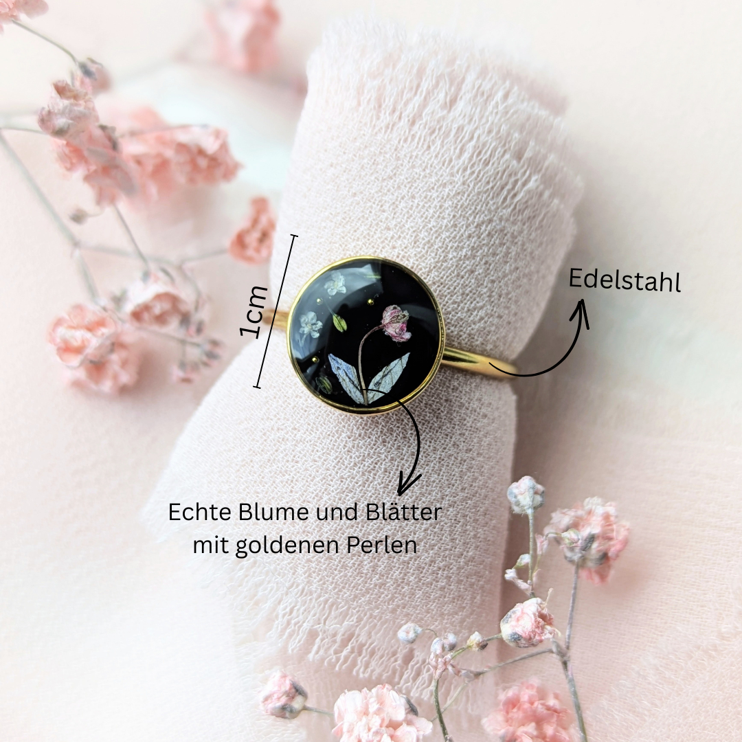 Handgefertigter Ring mit Echten Blumen und Goldenen Perlen, Schwarzer Hintergrund, Verstellbarer Edelstahlring, 1cm Durchmesser, Vintage-Schmuck