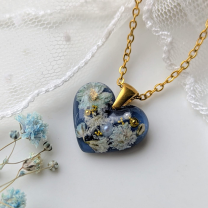 Handgefertigte Herz-Halskette mit Trockenblumen, Blau, Edelstahl, 1,7 cm Herzanhänger, 45 cm Kette, Perlen und Blattgold Verzierung, Romantischer Schmuck für Damen