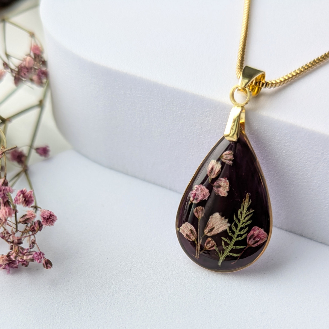 Handgefertigte Halskette mit Trockenblumen, Tropfenform-Anhänger in Epoxidharz, 45 cm Kette, Schwarz-Gold