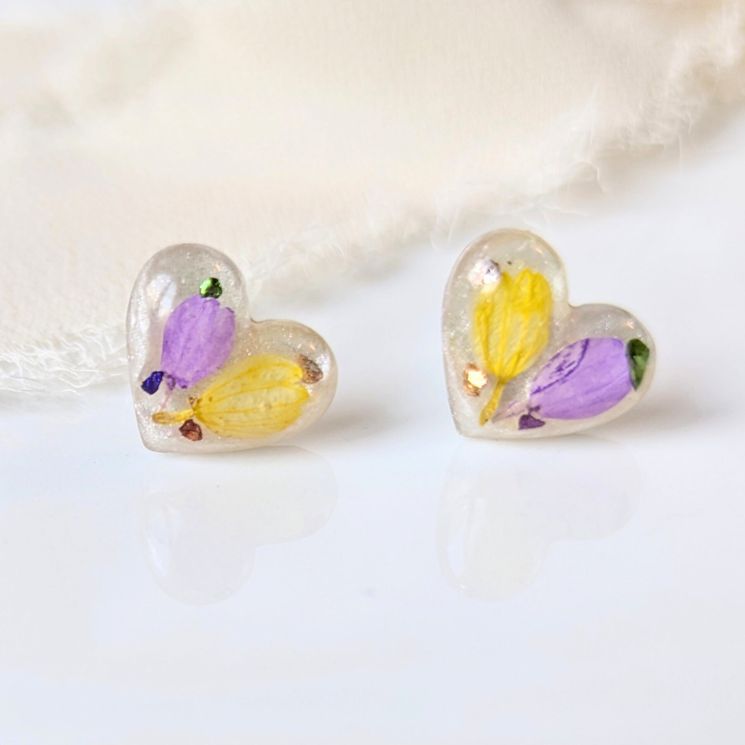 Handgefertigte Herz-Ohrstecker mit echten Blumen, 1,3 x 1,3 cm, Lila und Gelb, Harz-Schmuck