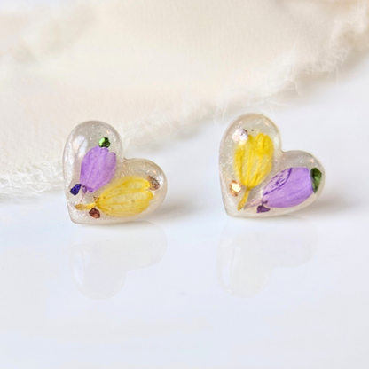 Handgefertigte Herz-Ohrstecker mit echten Blumen, 1,3 x 1,3 cm, Lila und Gelb, Harz-Schmuck