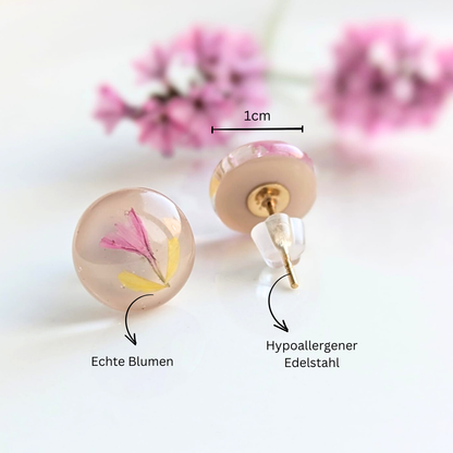 Handgefertigte Ohrstecker mit echten Blumen – Runde Resin-Ohrringe im sanften Sandton, 1 cm, hypoallergener Edelstahl