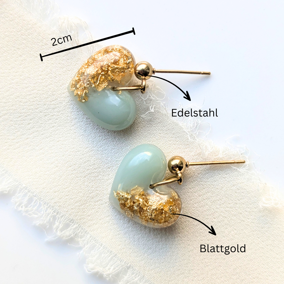 Handgefertigte Herz-Ohrringe mit Blattgold, Mintgrün- Gold, 2 cm, Edelstahl-Verschluss