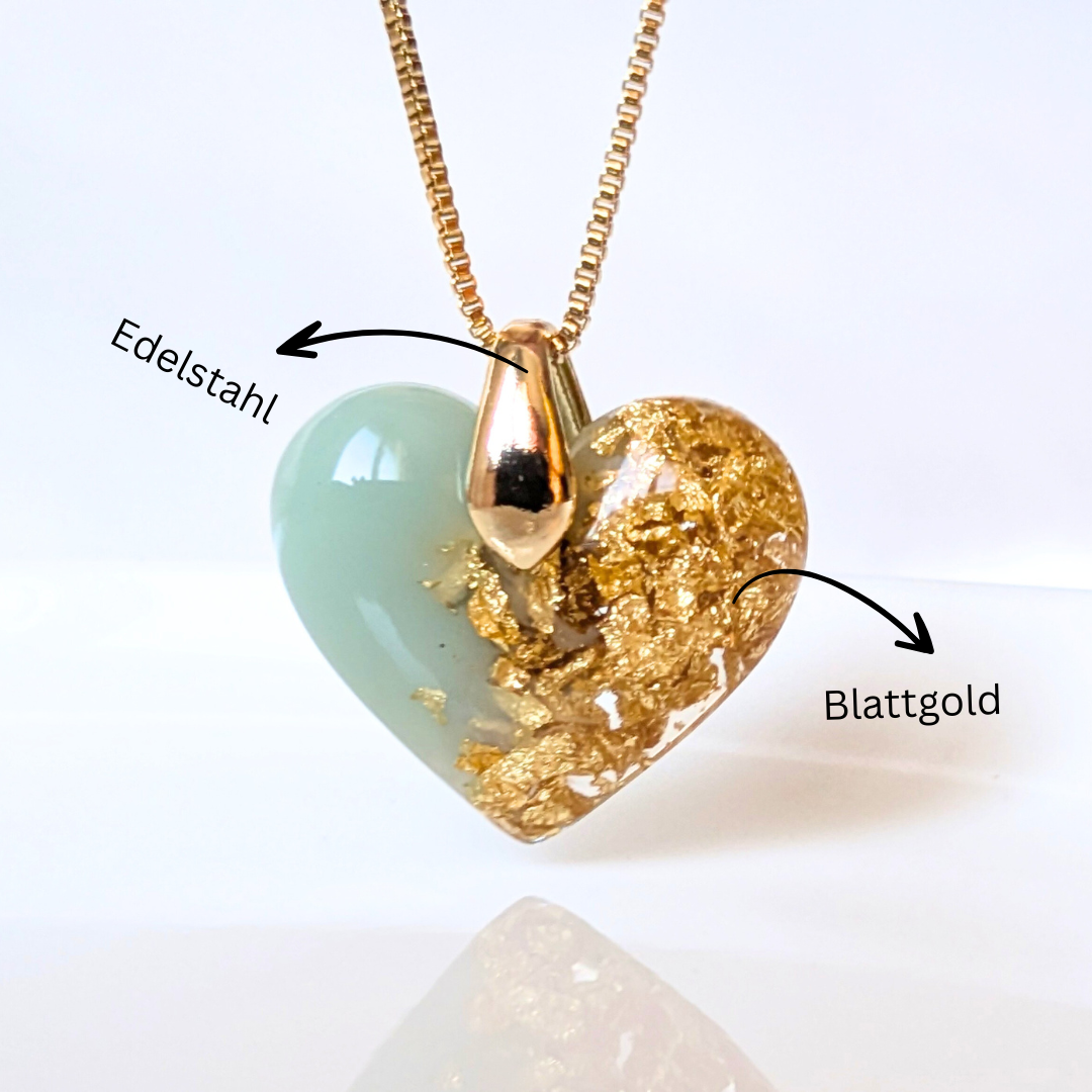 Handgefertigte Herz-Halskette, Harz mit Blattgold, Mintgrün-Gold, 45 cm Kette, 2,5 cm Anhänger