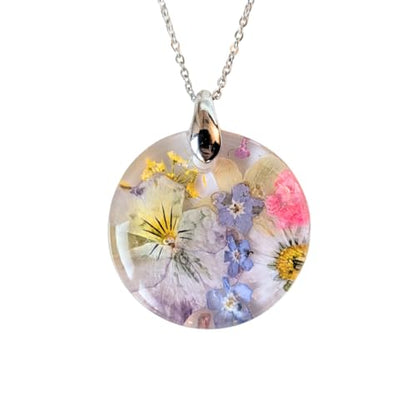 Handgefertigte Halskette mit echten Blüten in Epoxidharz, Runder Anhänger 3,5 cm, Edelstahlkette 45 cm