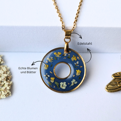 Halskette mit echten Blumen und Blättern in Epoxidharz, rund, goldfarben, 45 cm lang, Anhänger ca. 2,5 cm, handgefertigt, Edelstahl