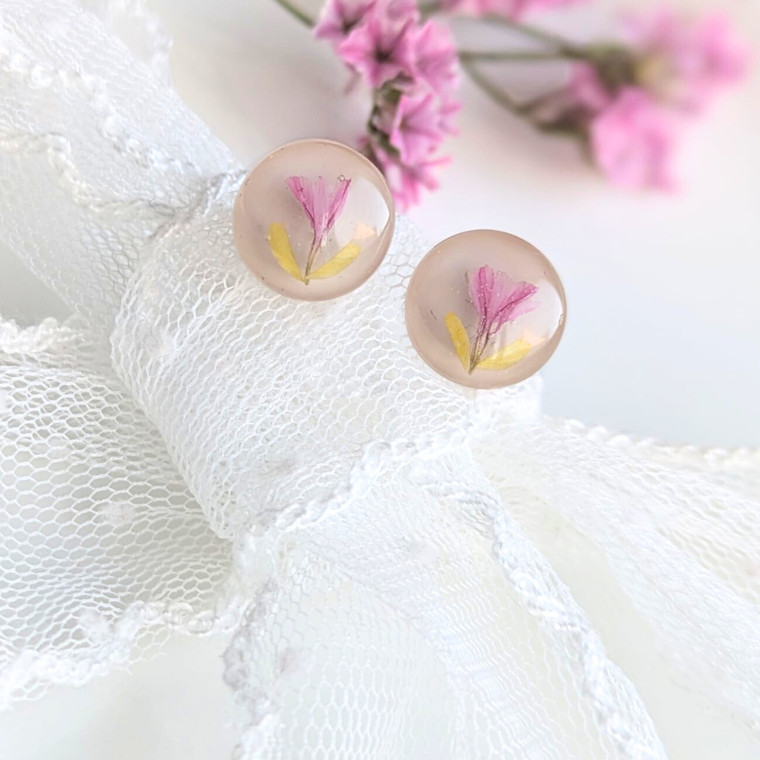 Handgefertigte Ohrstecker mit echten Blumen – Runde Resin-Ohrringe im sanften Sandton, 1 cm, hypoallergener Edelstahl