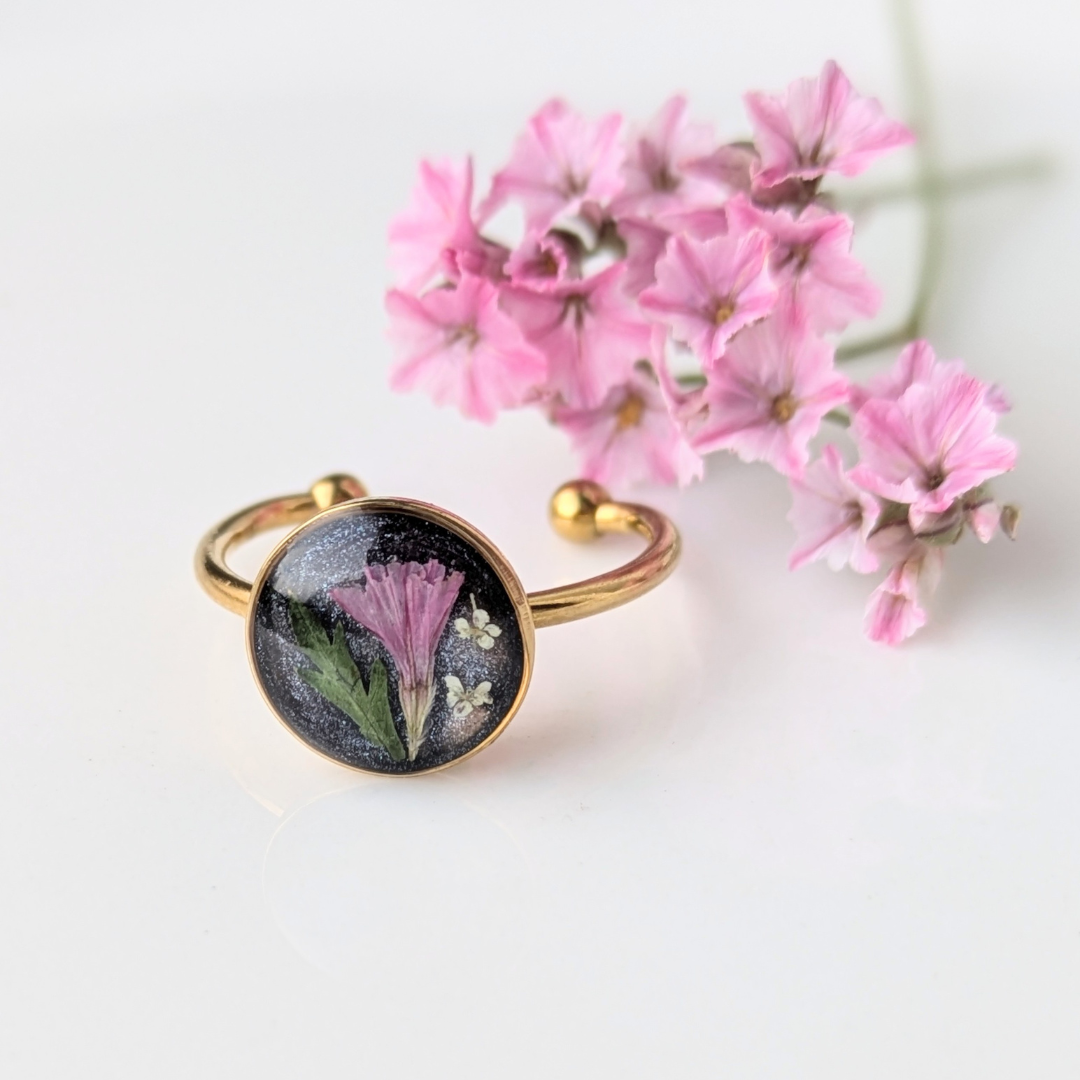 Handgefertigter Blumen-Ring, Verstellbar, Echte Blüten, Rosa Blume, Edelstahl Gold, Rund 1 cm