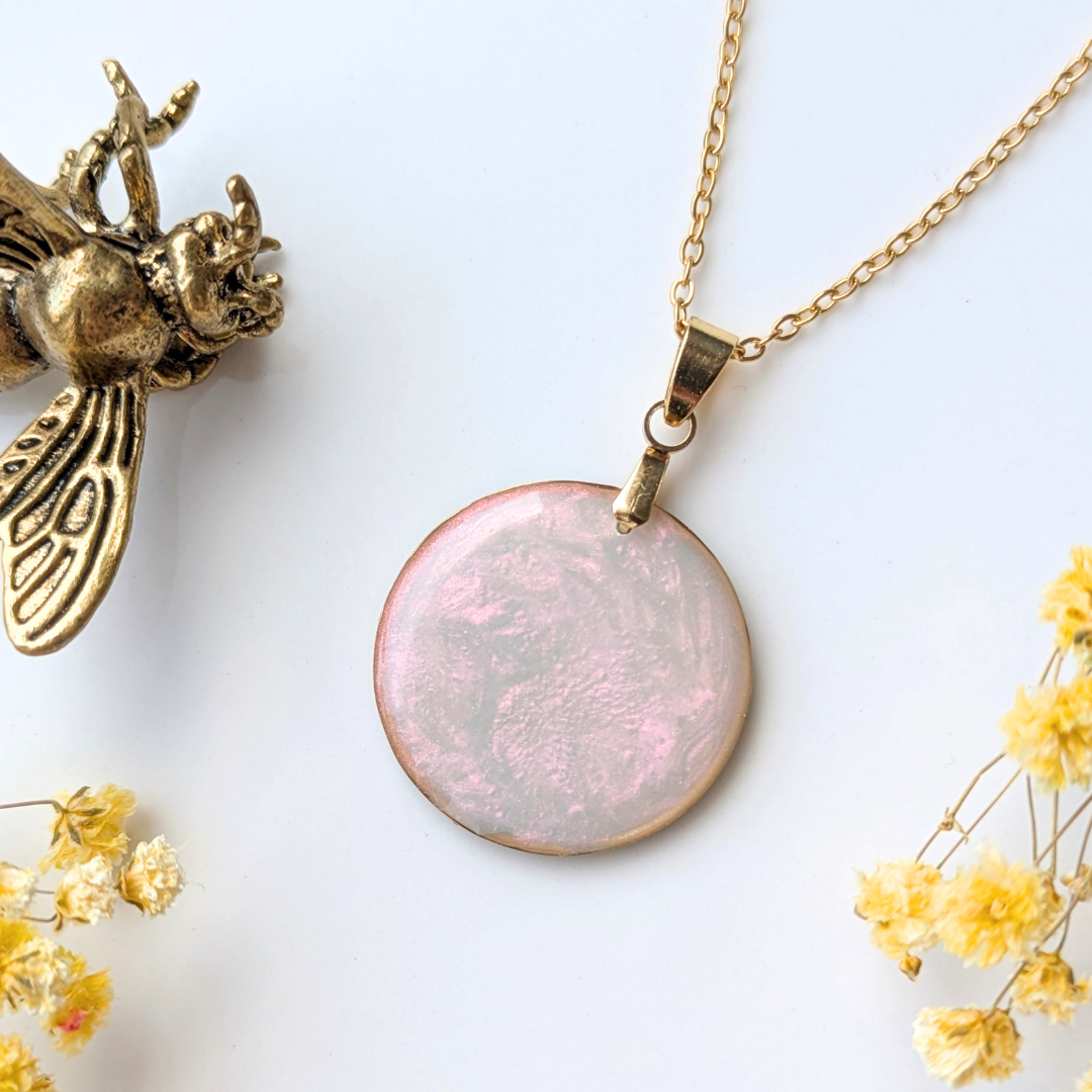 Handgefertigte Halskette mit Trockenblumen, 2,5 cm Epoxidharz-Anhänger, Mintgrün mit Gelben Blüten, 45 cm Edelstahl Goldkette