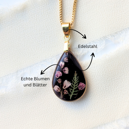 Handgefertigte Halskette mit Trockenblumen, Tropfenform-Anhänger in Epoxidharz, 45 cm Kette, Schwarz-Gold