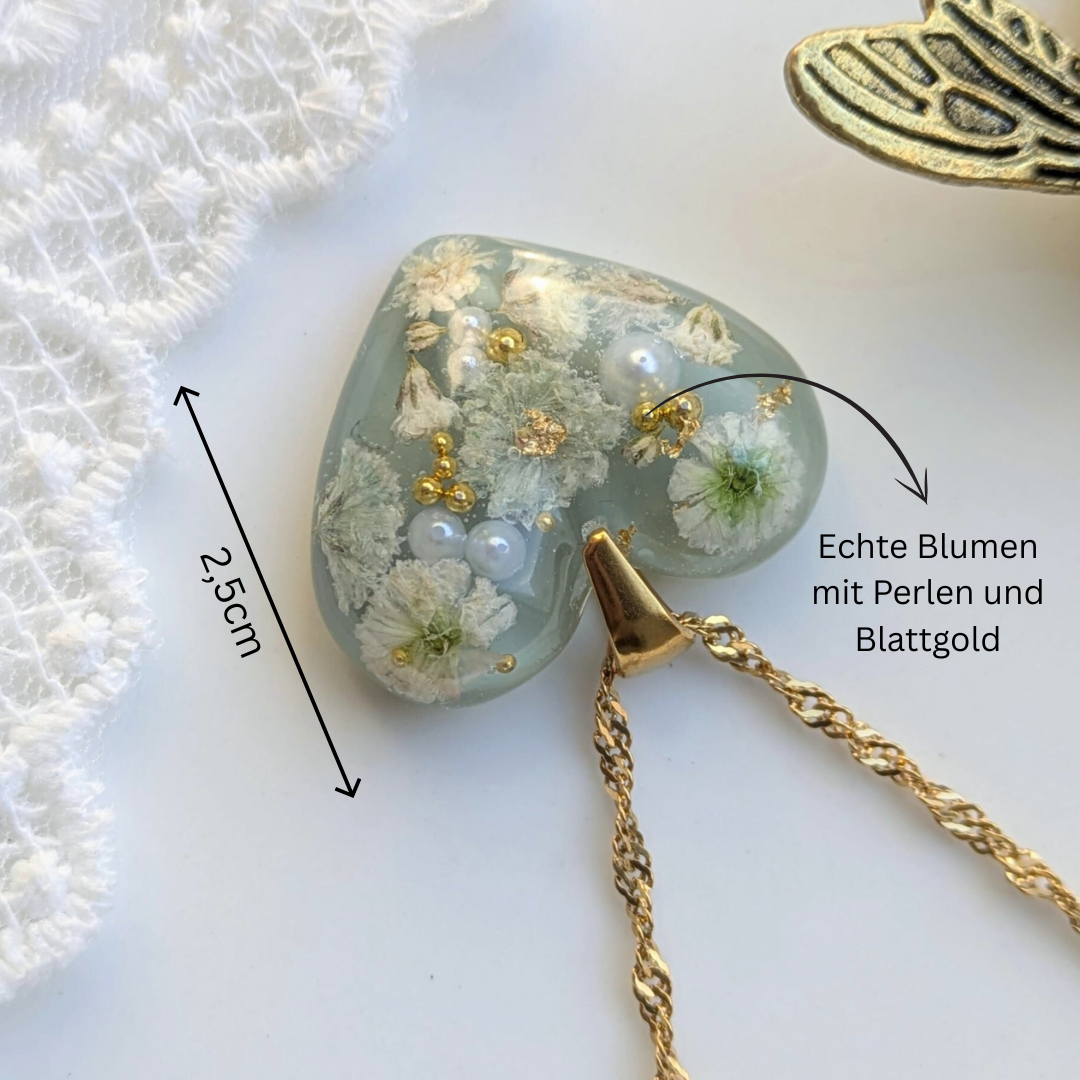 Handgefertigte Herz-Halskette mit Trockenblumen, Hellgrün, Edelstahl, 2,5 cm Anhänger, 45 cm Kette, Perlen und Blattgold Verzierung, Romantischer Schmuck