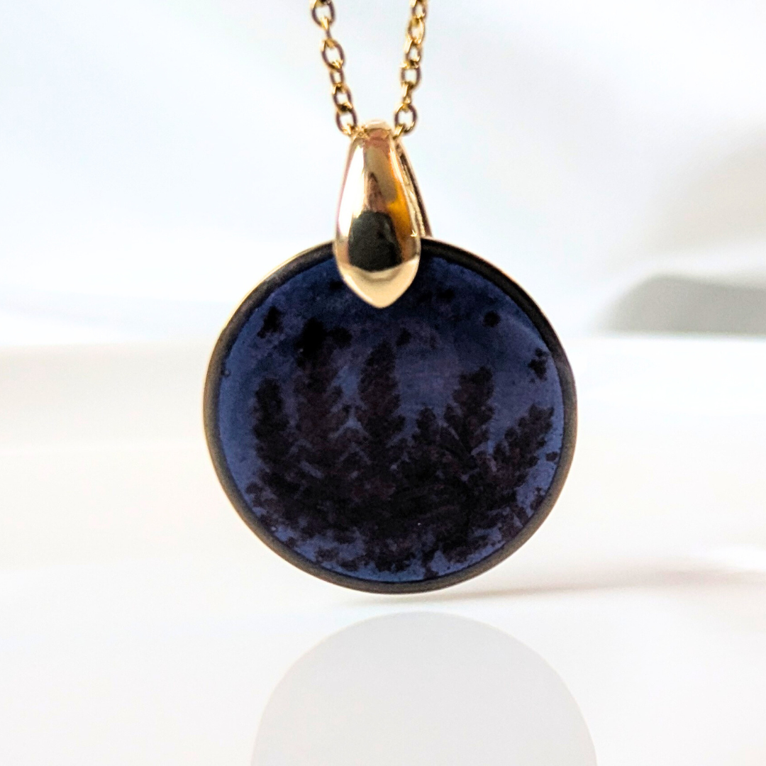 Handgefertigte Naturblatt-Halskette, 45 cm Edelstahlkette, 2,5 cm Runder Epoxidharz-Anhänger mit Blattgold, Marineblau