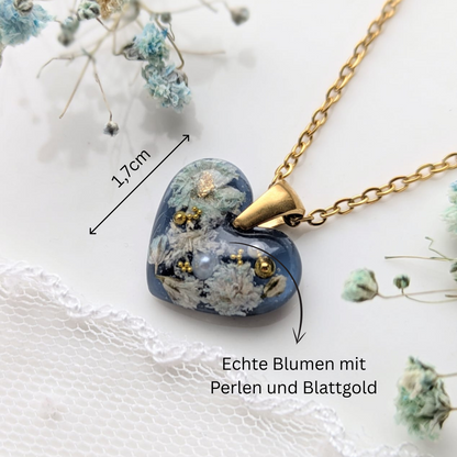 Handgefertigte Herz-Halskette mit Trockenblumen, Blau, Edelstahl, 1,7 cm Herzanhänger, 45 cm Kette, Perlen und Blattgold Verzierung, Romantischer Schmuck für Damen