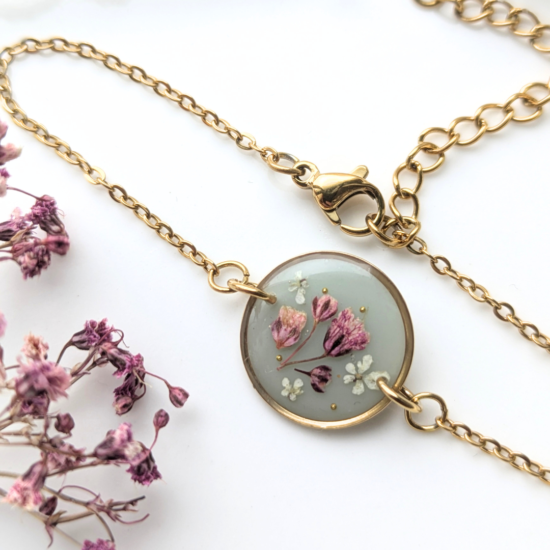 Handgefertigtes Blumenarmband mit echten Blumen in Harz – Vintage Grün & Rosa