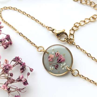 Handgefertigtes Blumenarmband mit echten Blumen in Harz – Vintage Grün & Rosa