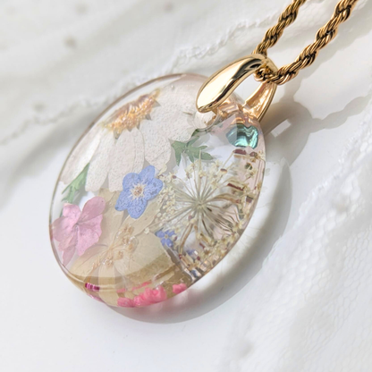 Handgefertigte Halskette mit echten Blumen – Runder Anhänger 3 cm, Edelstahlkette 45 + 5 cm, Resin mit Strasssteinen