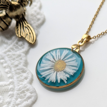 Handgefertigte Halskette mit Gänseblümchen in Epoxidharz, Runder Anhänger 2,5 cm, Goldfarben, 45 cm Kette