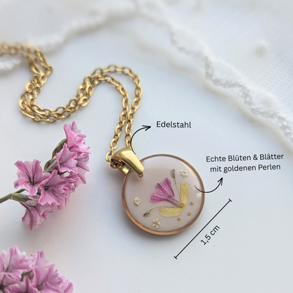 Handgefertigte Kette mit echten Blumen – Runder Anhänger aus Harz im sanften Sandton, Edelstahlkette 45 cm + 5 cm Verlängerung, floraler Schmuck mit goldenen Perlen