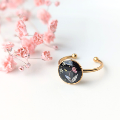 Handgefertigter Ring mit Echten Blumen und Goldenen Perlen, Schwarzer Hintergrund, Verstellbarer Edelstahlring, 1cm Durchmesser, Vintage-Schmuck