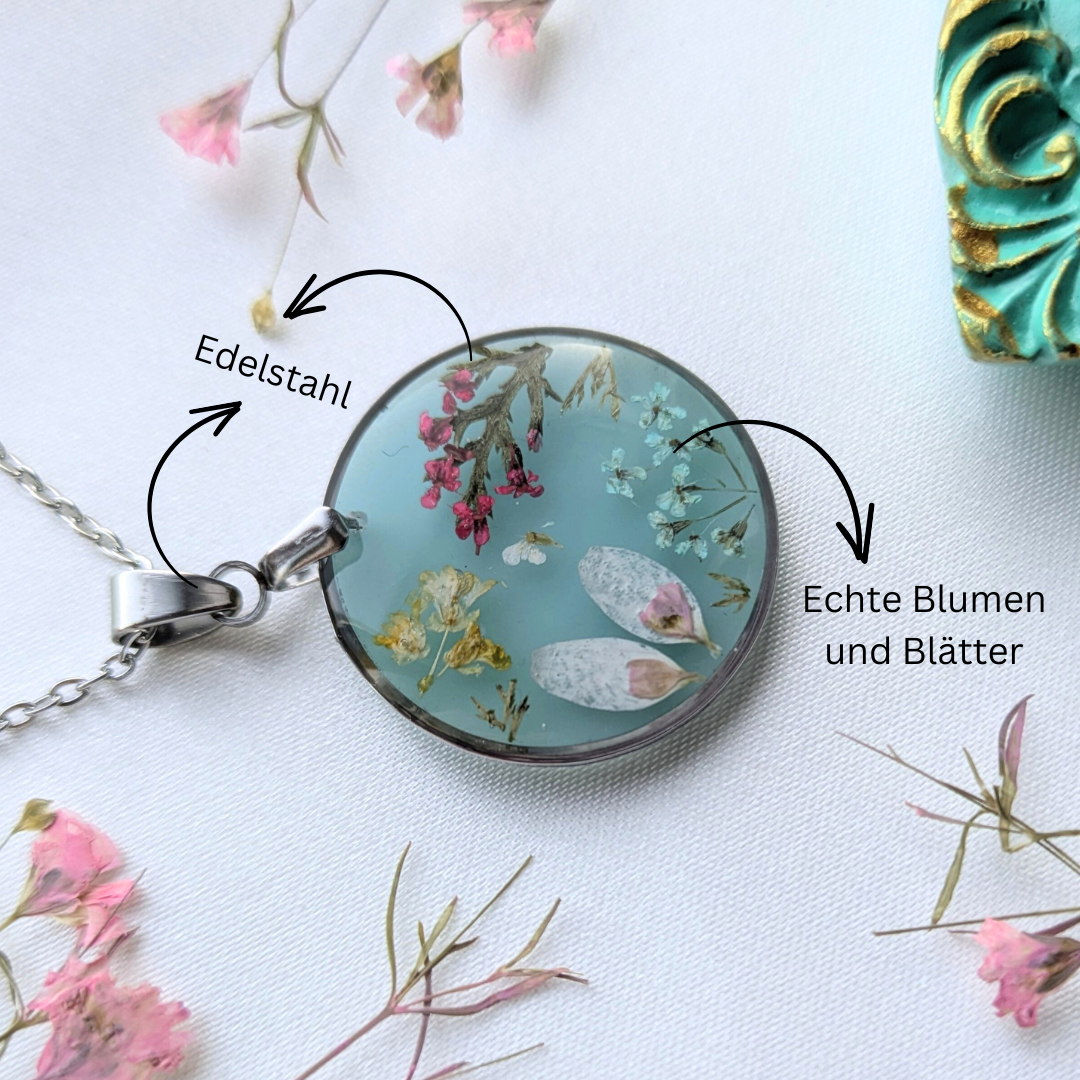 Handgefertigte Blumen-Halskette, Epoxidharz-Anhänger Rund 2,5 cm, Edelstahlkette 45 cm, hellblau