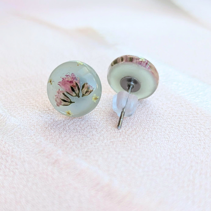 Handgefertigte Ohrstecker mit echten Blumen, 1 cm, Mintgrün, Hypoallergener Edelstahl