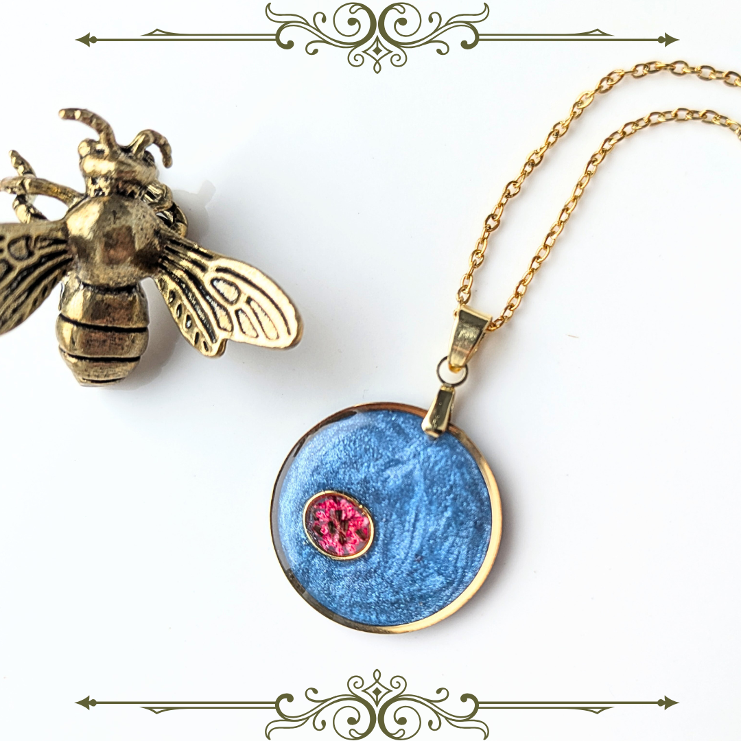 Handgefertigter Blumen-Schmuck Halskette, Epoxidharz-Anhänger mit Apfel-Motiv, 2,5 cm, Edelstahlkette 45 cm, Blau