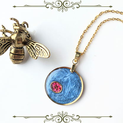 Handgefertigter Blumen-Schmuck Halskette, Epoxidharz-Anhänger mit Apfel-Motiv, 2,5 cm, Edelstahlkette 45 cm, Blau