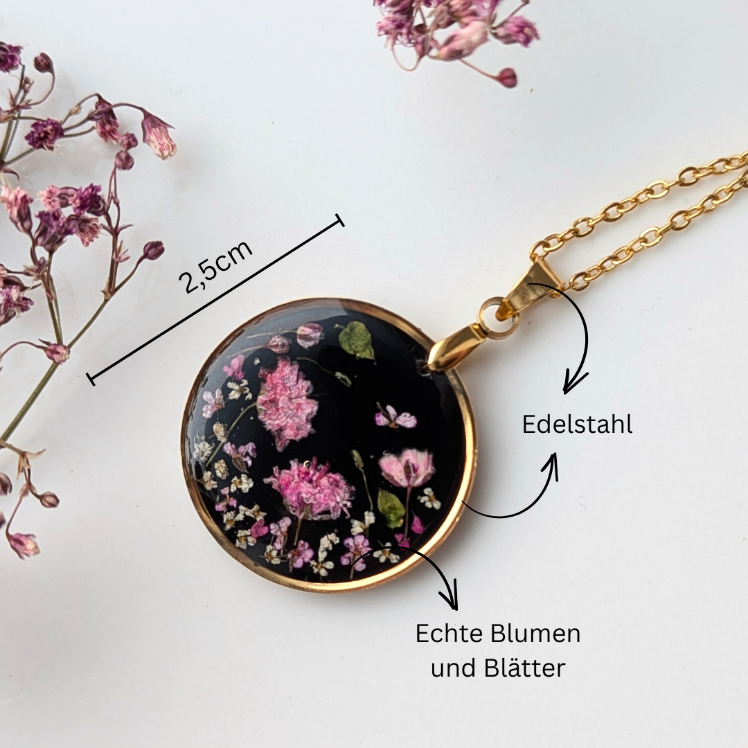 Handgefertigte Blumen-Halskette, 2,5 cm Epoxidharz-Anhänger, 45 cm Edelstahlkette, Goldfarben, Echte Blüten auf Schwarz