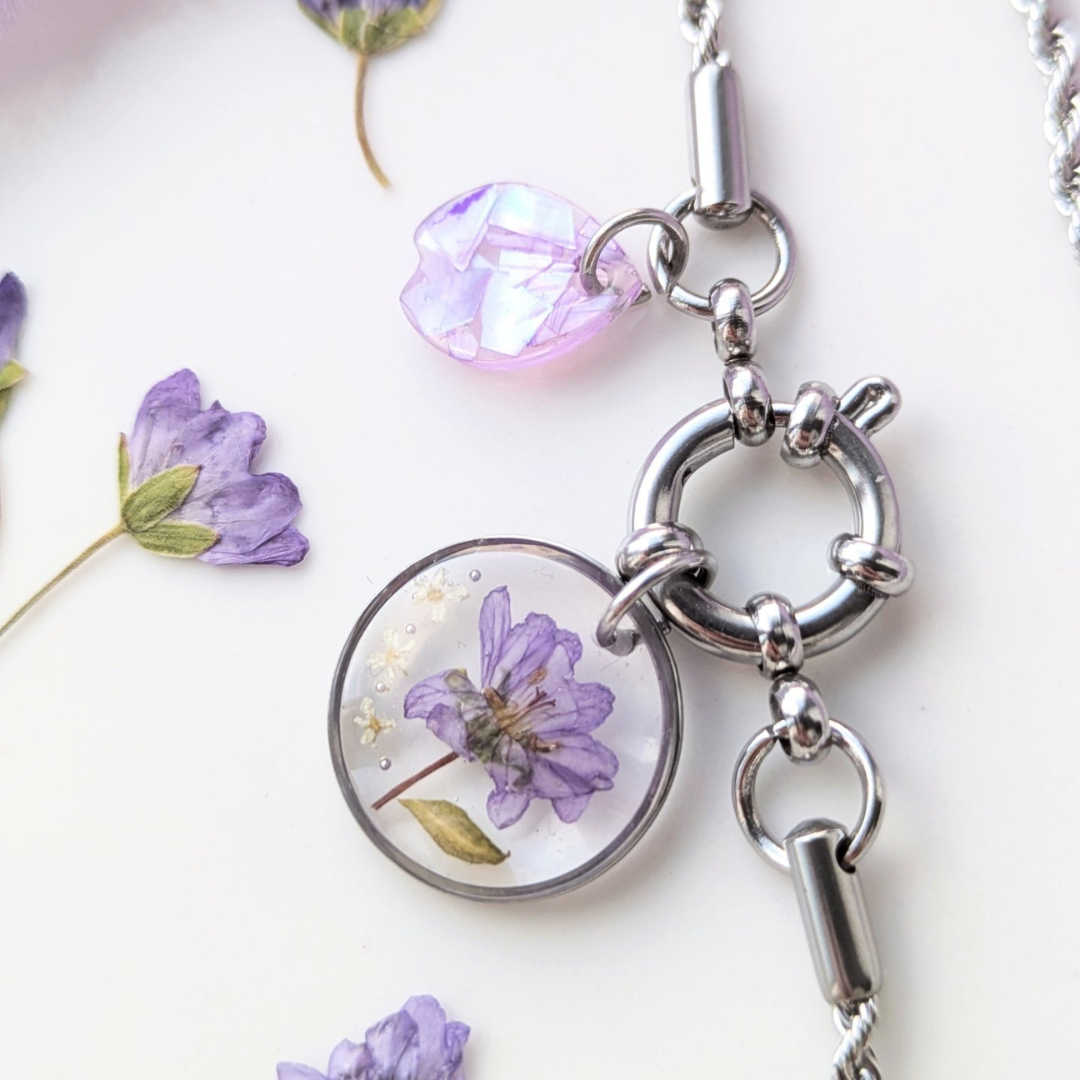 Armband mit Ankerverschluss – handgefertigtes Armband mit echten Blüten und Perlmutt, silberfarben