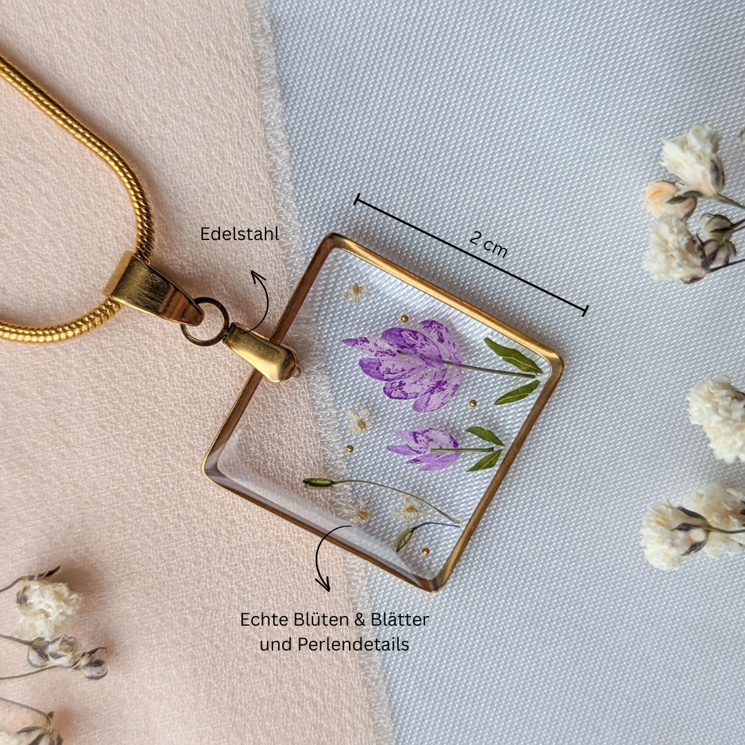 Quadratische Halskette mit echten Blüten. Handgefertigter Schmuck aus transparentem Harz , Edelstahl, Goldfarben