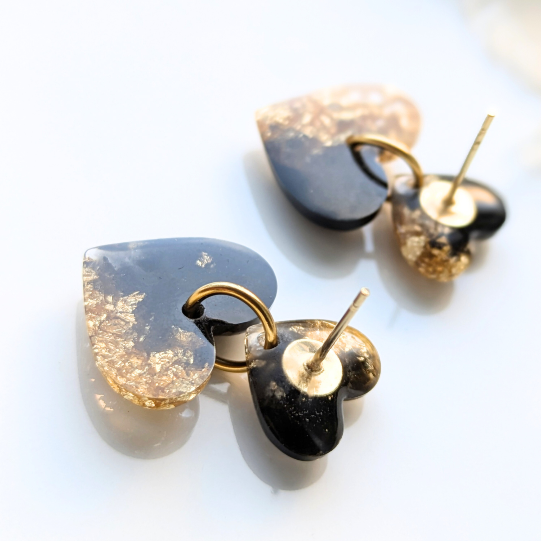 Handgefertigte Herz-Ohrringe, Schwarz-Gold mit Blattgold, 2,5 cm, Edelstahl-Verschluss