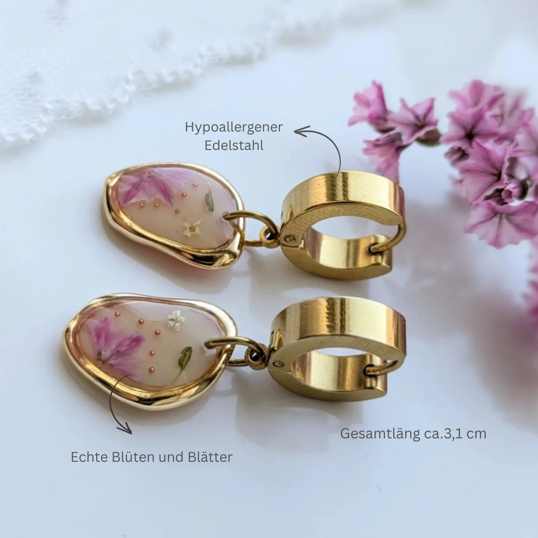 Goldfarbene Edelstahl-Creolen mit echten Blüten – Handgefertigte Statement-Ohrringe im organischen Design