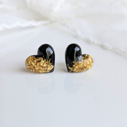 Handgefertigte Herz-Ohrstecker aus Resin mit Blattgold – Schwarze Ohrringe aus hypoallergenem Edelstahl, 1,3 cm
