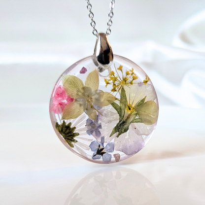 Handgefertigte Halskette mit echten Blüten in Epoxidharz, Runder Anhänger 3,5 cm, Edelstahlkette 45 cm