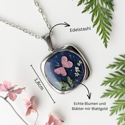 Handgefertigte Medaillon-Halskette, 1,8 cm – Blumen und Schmetterling in Harz mit Blattgold auf Dunkelblau