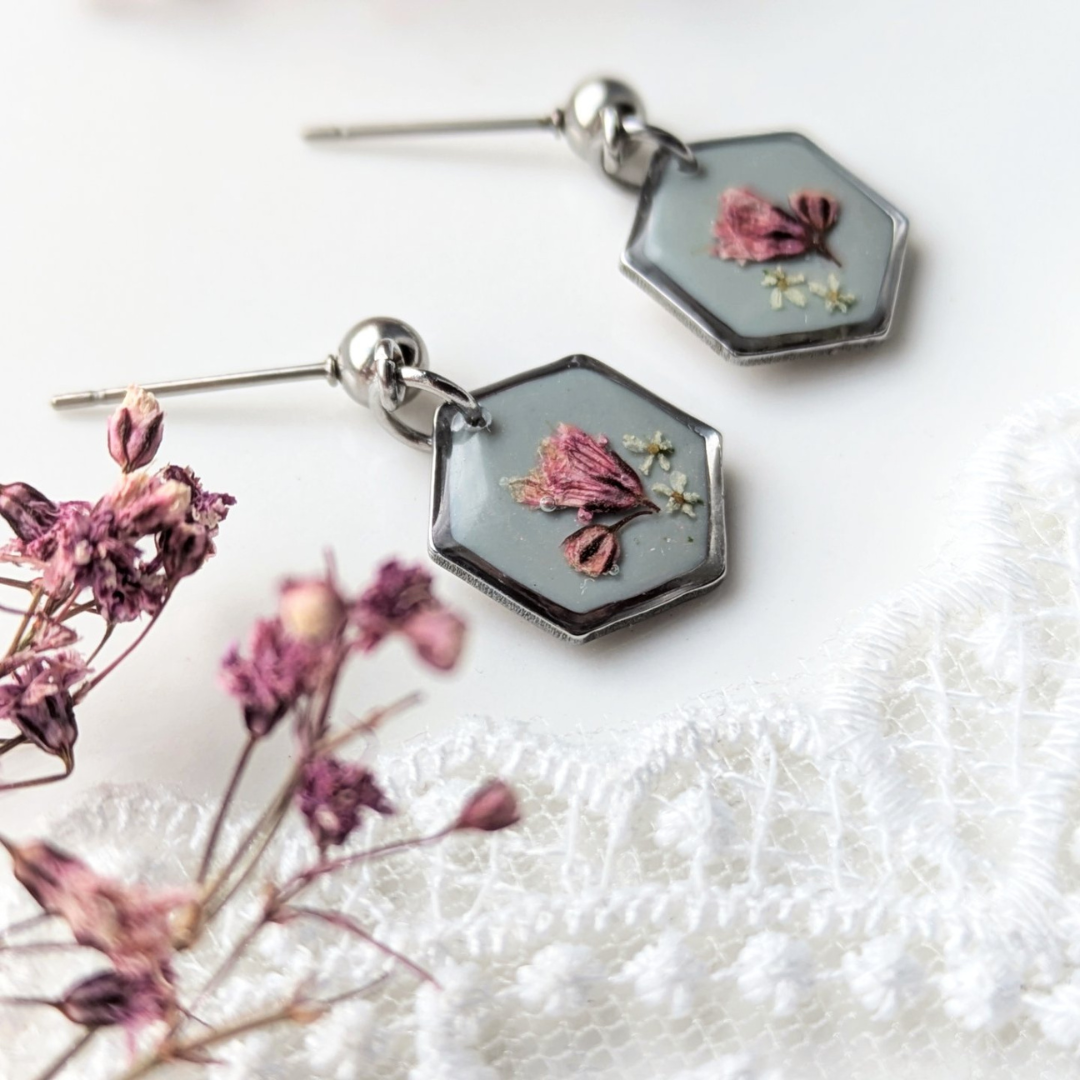 Handgefertigte Hexagon-Ohrringe mit echten Blumen, 2,1 cm, Hypoallergener Edelstahl, Grün-Rosa