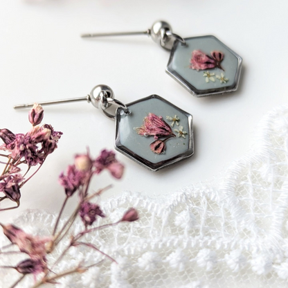 Handgefertigte Hexagon-Ohrringe mit echten Blumen, 2,1 cm, Hypoallergener Edelstahl, Grün-Rosa