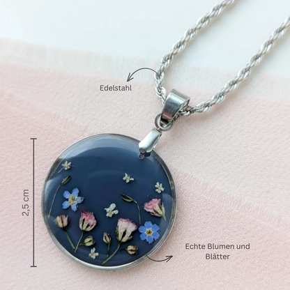 Handgefertigte Halskette mit echten Blumen – Runde Edelstahlkette mit dunkelblauem Anhänger – Unikat aus Resin mit Vergissmeinnicht-Blüten