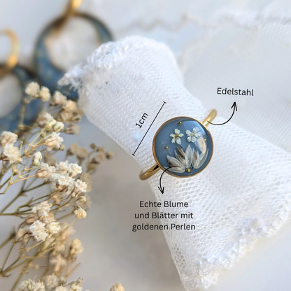 Handgefertigter Ring mit echten Blumen – Verstellbarer Edelstahlring mit Harz, 1 cm, Blau mit weißen Blüten – Gold oder Silber mit passenden Perlen
