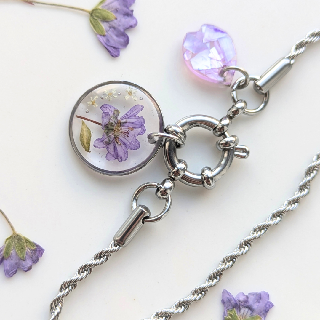 Armband mit Ankerverschluss – handgefertigtes Armband mit echten Blüten und Perlmutt, silberfarben