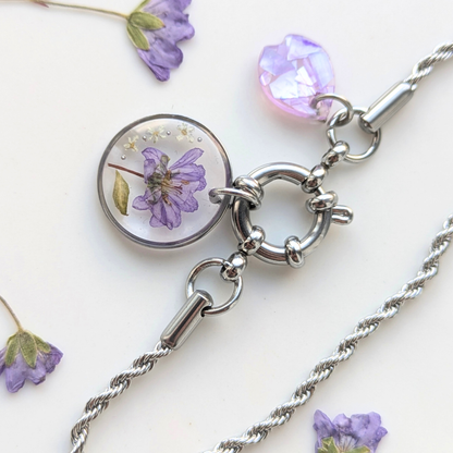 Armband mit Ankerverschluss – handgefertigtes Armband mit echten Blüten und Perlmutt, silberfarben