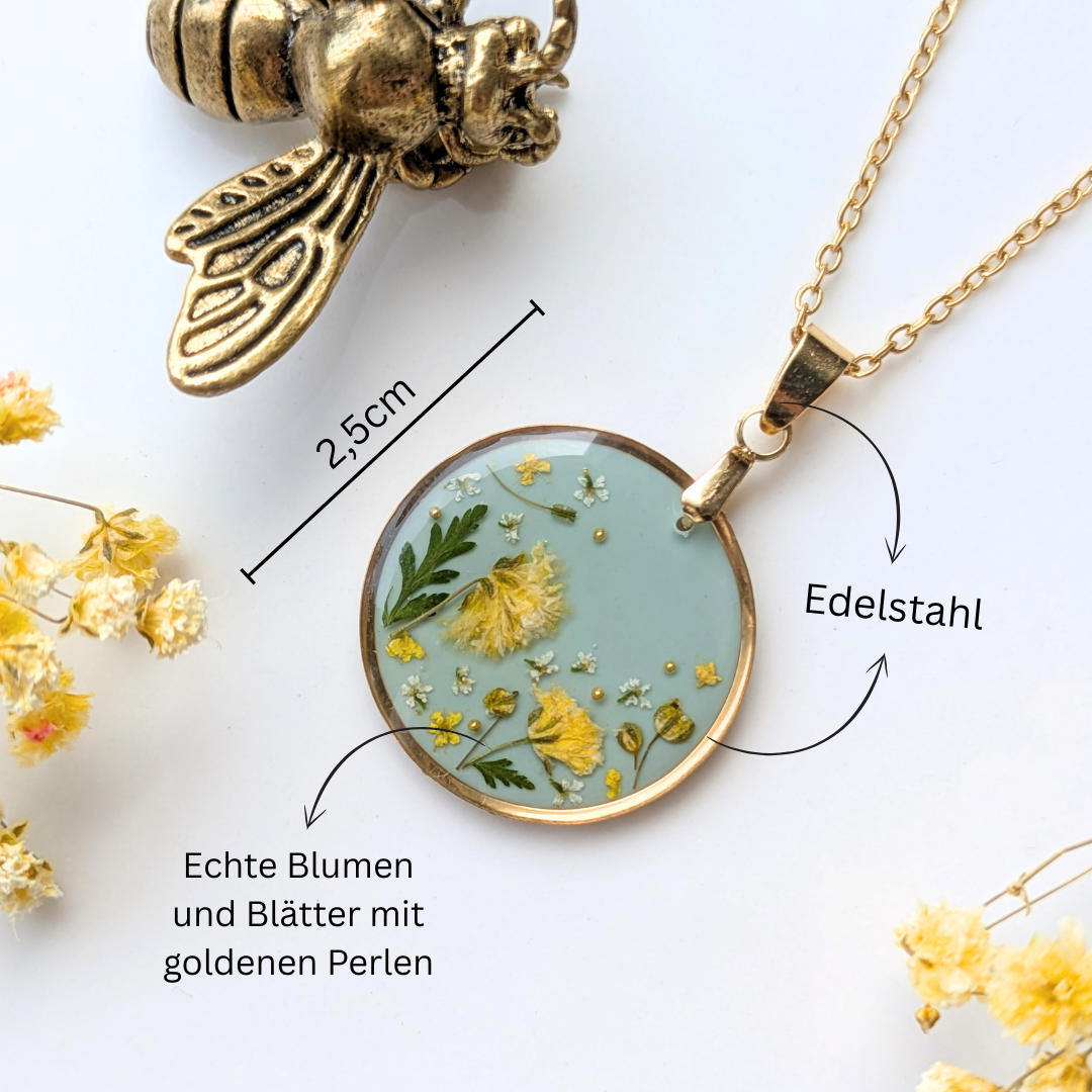 Handgefertigte Halskette mit Trockenblumen, 2,5 cm Epoxidharz-Anhänger, Mintgrün mit Gelben Blüten, 45 cm Edelstahl Goldkette
