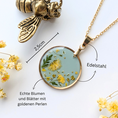 Handgefertigte Halskette mit Trockenblumen, 2,5 cm Epoxidharz-Anhänger, Mintgrün mit Gelben Blüten, 45 cm Edelstahl Goldkette