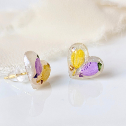 Handgefertigte Herz-Ohrstecker mit echten Blumen, 1,3 x 1,3 cm, Lila und Gelb, Harz-Schmuck